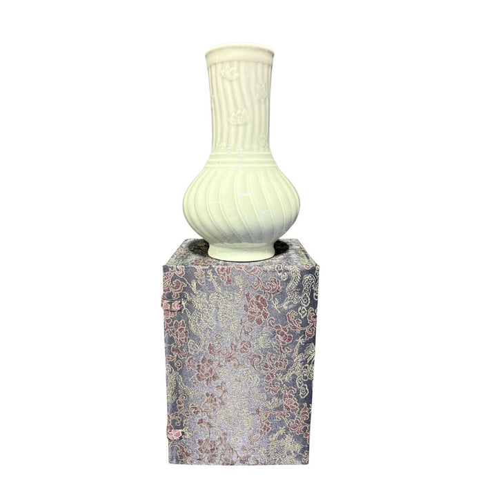 Vintage Chinese Vase — 8¼" Decorative Porcelain